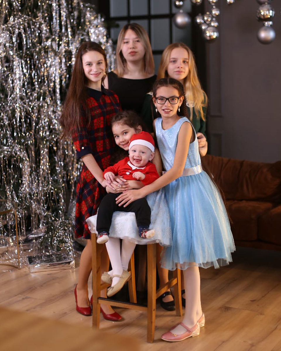 На этом фото четыре дочери Инны, сын дочери Анастасии и племянница.