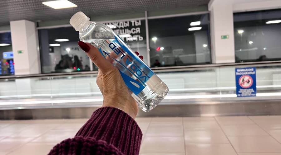 Бутилированная вода: живая или мёртвая? Путь к источнику начинается ещё в аэропорту. Фото автора канала
