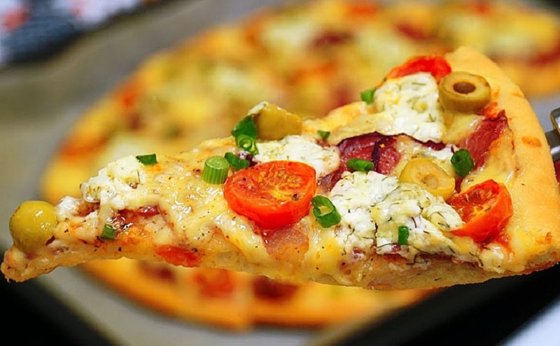 Как сделать домашнюю пиццу с колбасой, томатами и сыром: секреты вкуса и текстуры