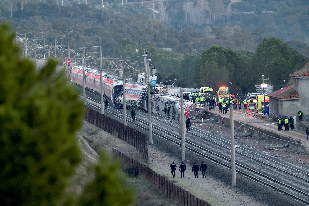    Поезд из Малаги сошел с рельсов и столкнулся со встречным экспрессом, следовавшим в Уэльву. / REUTERS/Susana Vera