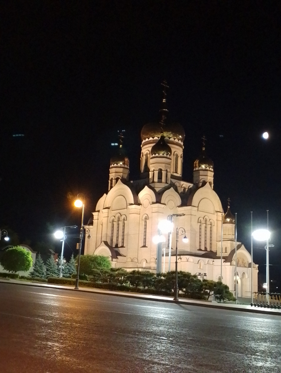 Почти от дома нас забирает автобус.