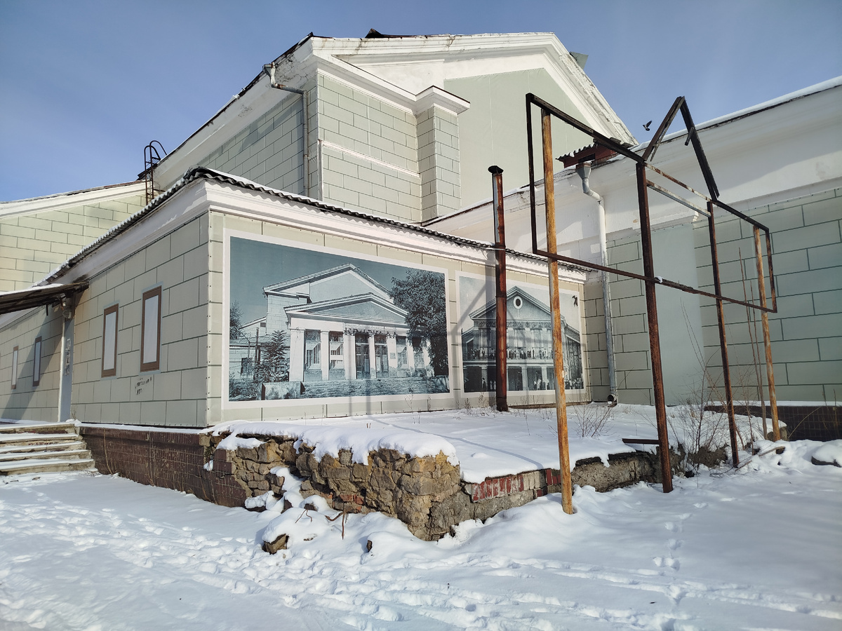 Интересное оформление кинотеатра "Кристалл".