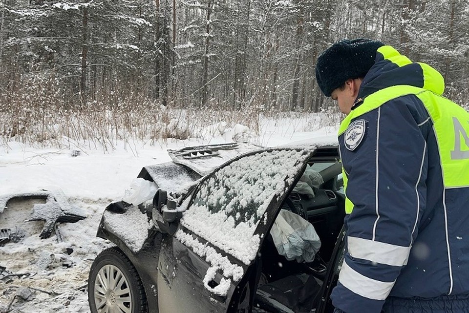    На трассе столкнулись две легковушки. Фото: Госавтоинспекция Свердловской области