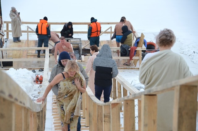 Более 2 тысяч тверичан приняли участие в крещенских купаниях