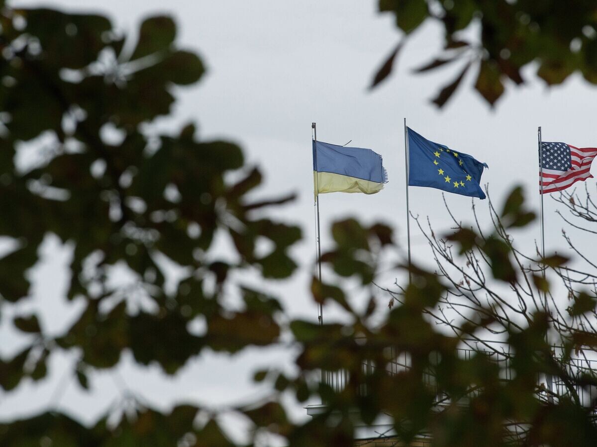    Флаги Украины, Европейского союза и Соединенных Штатов Америки© РИА Новости . Рамиль Ситдиков