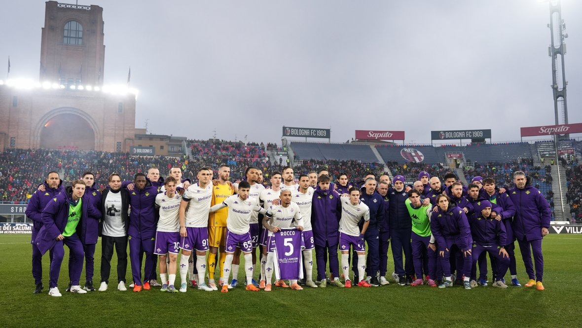    Футболисты «Фиорентины» почтили память Рокко Коммиссо. Global Look Press