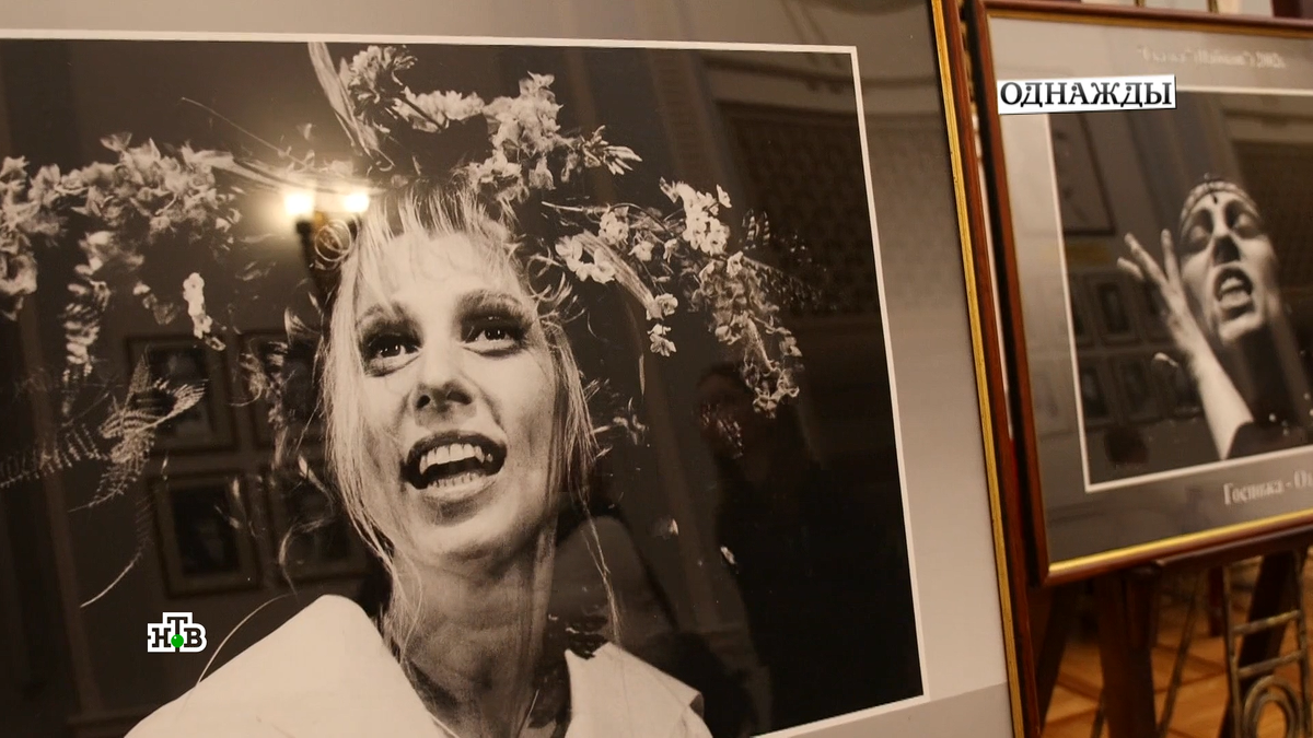 Портретное фойе во время юбилейного вечера