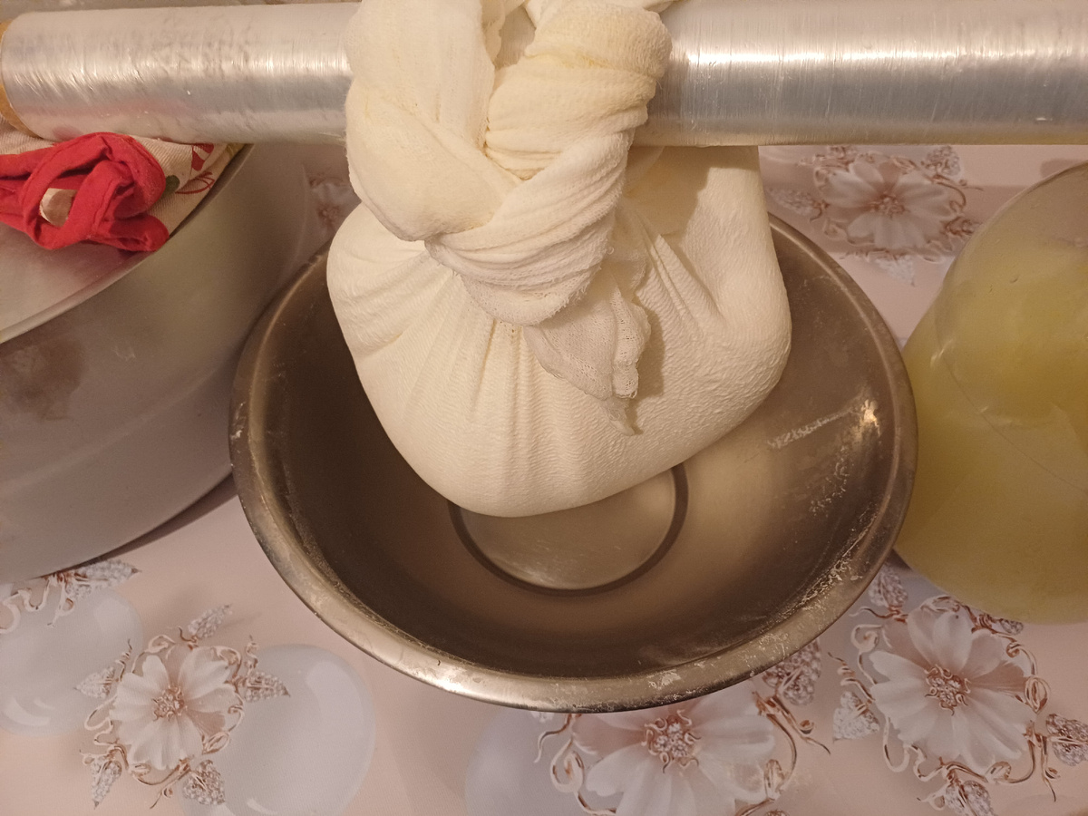 Конструкция простая, как сыворотка стечет, сразу по пакетам и в заморозку.