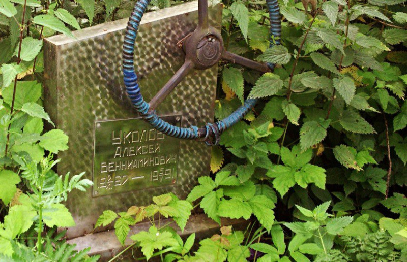 Кенотафы у дорог привычное дело впрошлых лет. Сейчас они "вне закона"