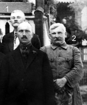 Георгий Трофимович (1) и Аким Иванович (2) Пишвановы. На первом плане - германский сотрудник концессии Крупп. 1924 г.
