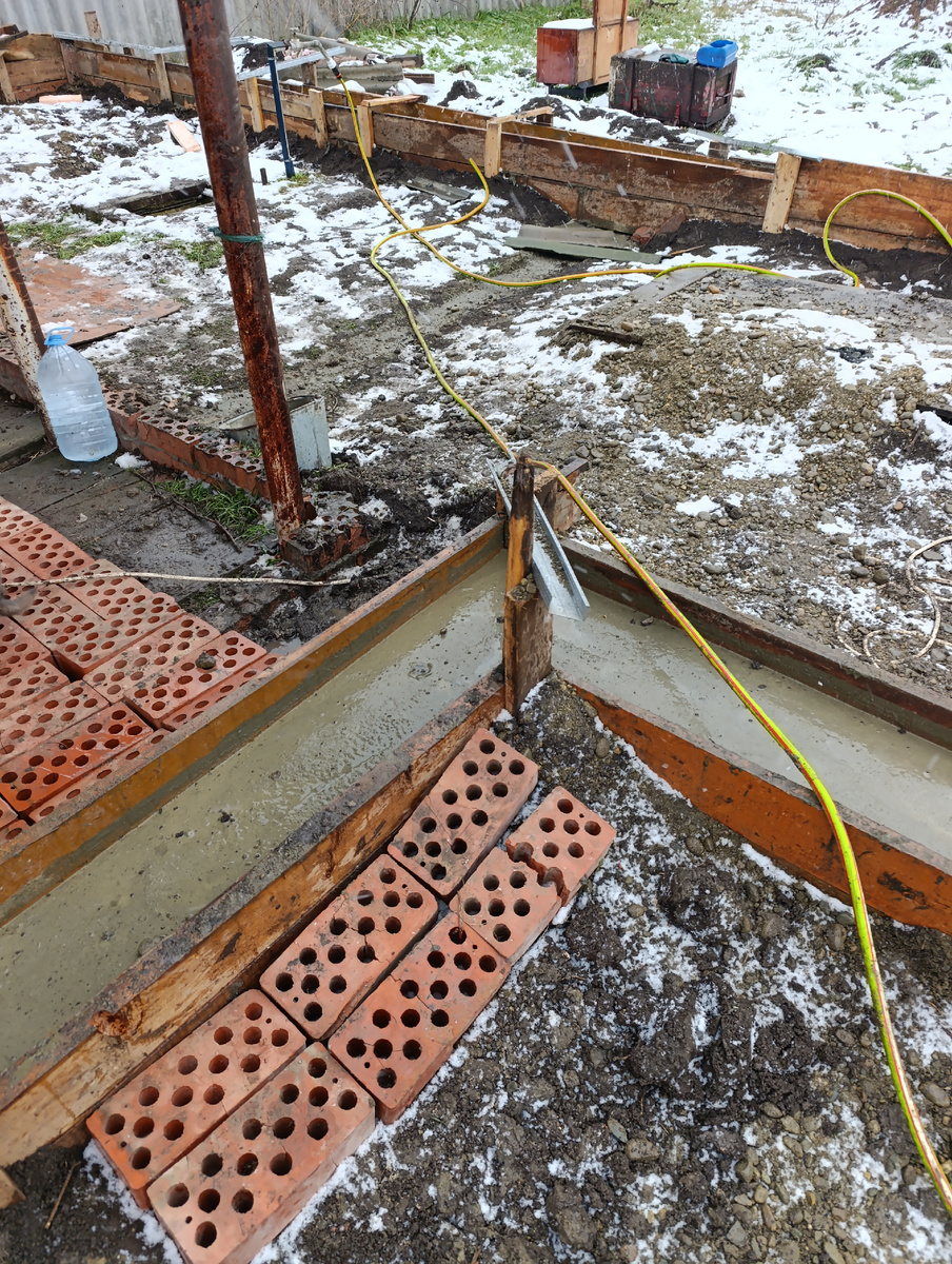 Фундамент заливали в ручную