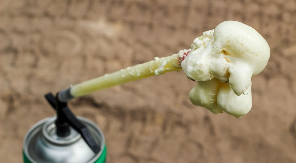 Как быстро удалить монтажную пену, которая попала на руки