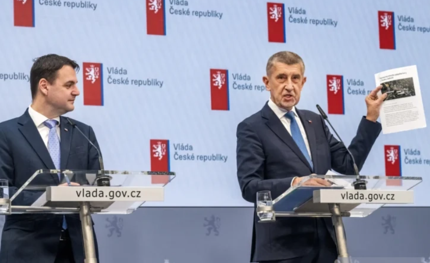    Бабиш купил огромный глобус, чтобы разглядеть Гренландию, и решил, что Чехия не будет из-за неё вступать в конфликт с США