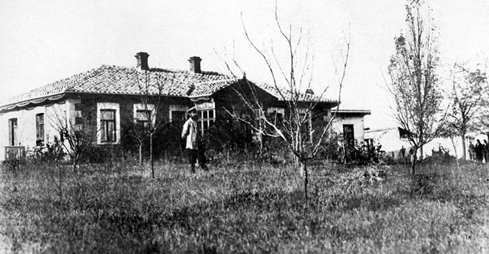 Хозяин-казак у своей усадьбы. Донская область. 1906-1910 гг.