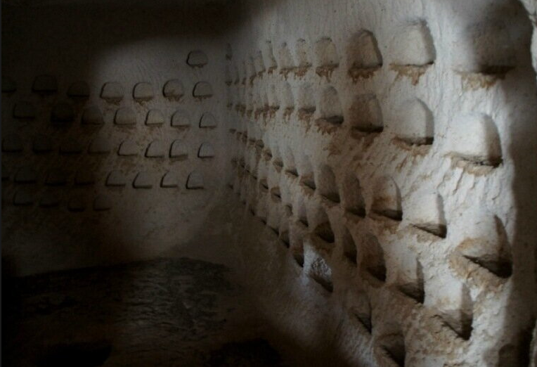 В стенах находились необычные углубления. (Фото: i.pinimg.com).