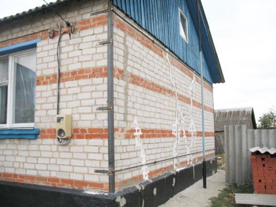 Вот вам стена ома без окон - к ней нужно пристроить как минимум курятник, тем самым защитив и стену, и фундамент под ней от промерзания