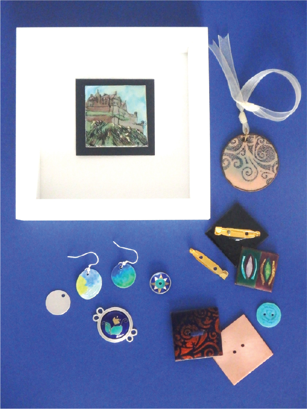 Простые дизайнерские решения — от настенных картин в рамах до лаконичных украшений (серёжек, брошей) и декоративных пуговиц.