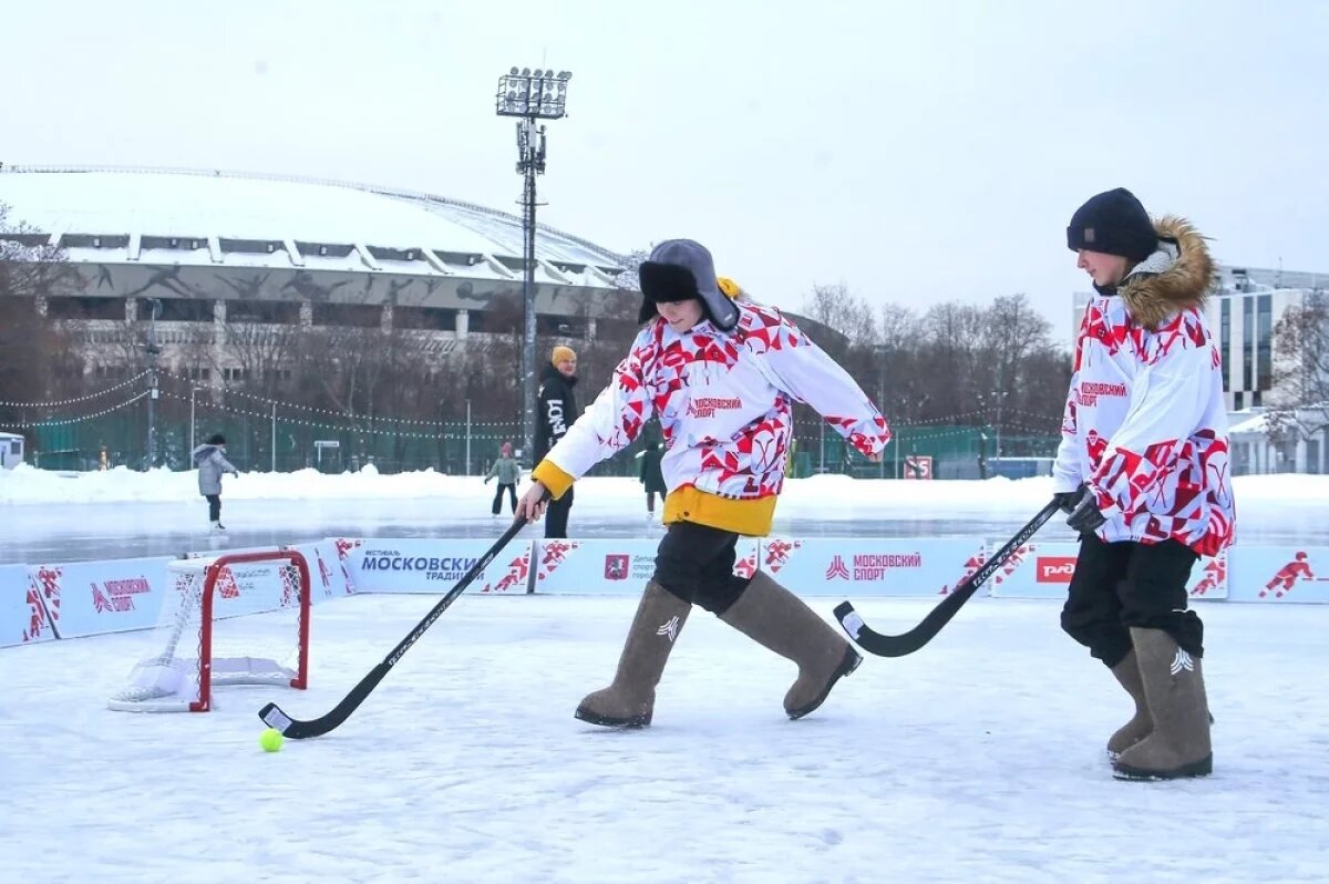    Каждые выходные можно сыграть в хоккей в валенках, попробовать себя в керлинге и вернуться в атмосферу дворовых зимних забав.
