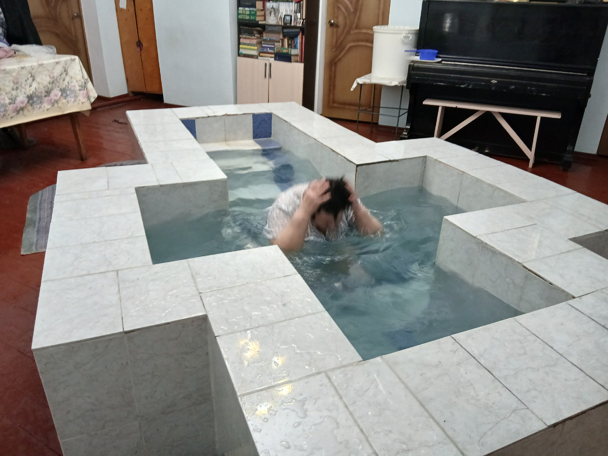 В купель - с молитвой.