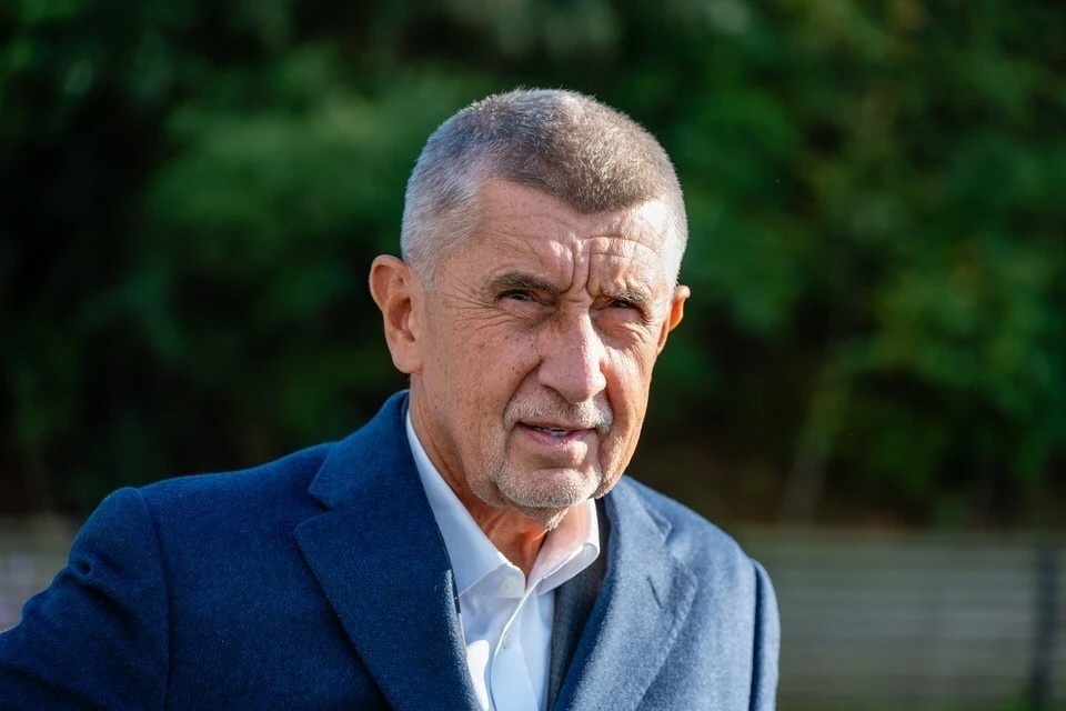    Премьер Чехии Бабиш купил глобус, чтобы лучше видеть расположение Гренландии GLOBAL LOOK PRESS