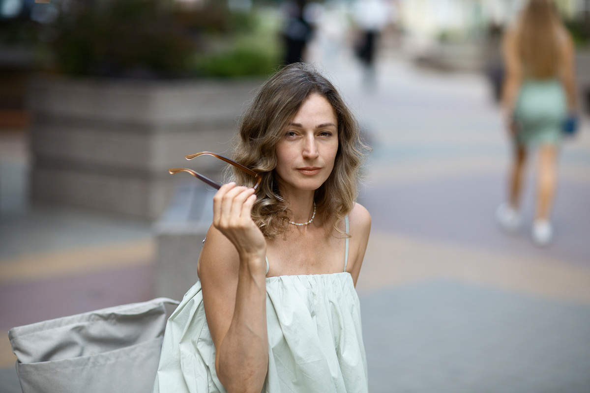 Очки в руке часто имеют значение больше, чем просто аксессуар, защищающий глаза..