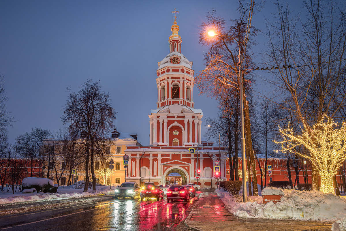 Колокольня (надвратная церковь-колокольня) Донского монастыря, находится над западными вратами.