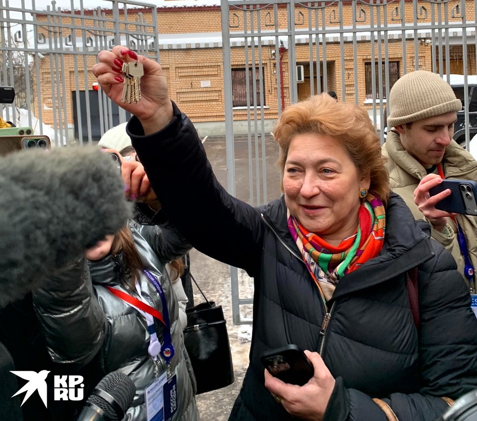    Адвокат покупательницы квартиры певицы Ларисы Долиной Полины Лурье Светлана Свириденко демонстрирует перед журналистами ключи от квартиры Елена АРАКЕЛЯН