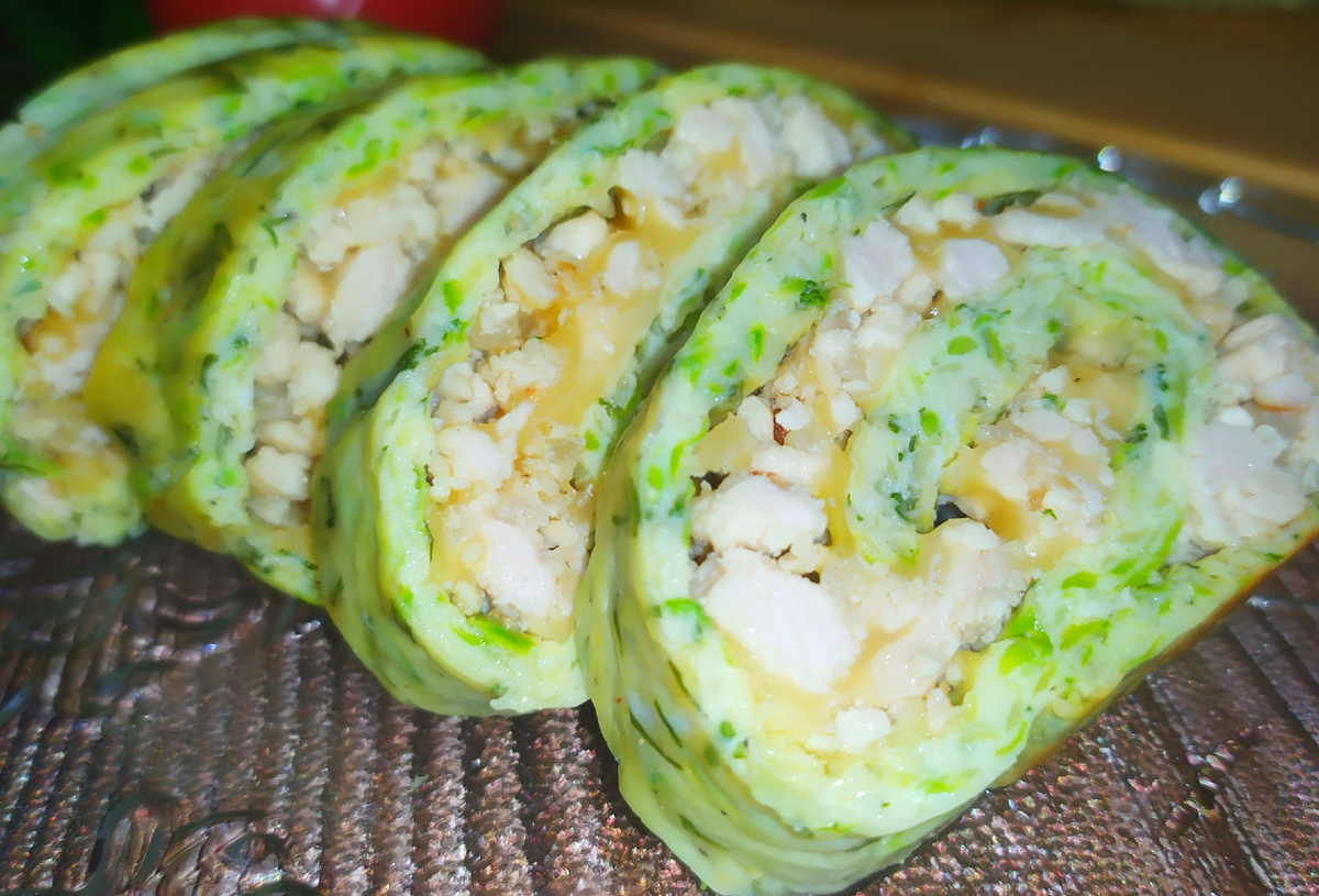 Кабачковый рулет с фарше и сыром. Фото автора.