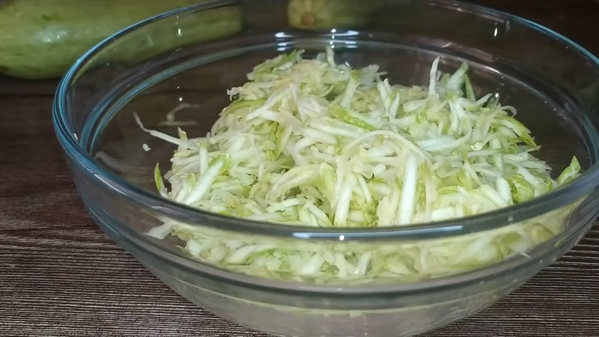 Кабачковый рулет с фаршем и сыром. Фото автора.