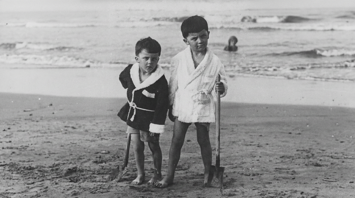 Федерико Феллини (справа) и его брат Риккардо на пляже в Римини, Италия, 1920-е годы