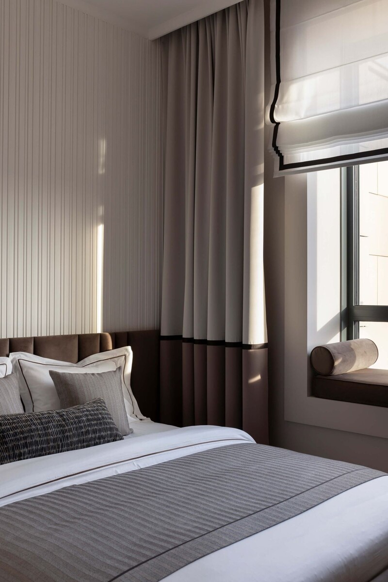 Ровно выкрашеная стена в сложный цвет или небольшая текстура уже задает тон всему пространству