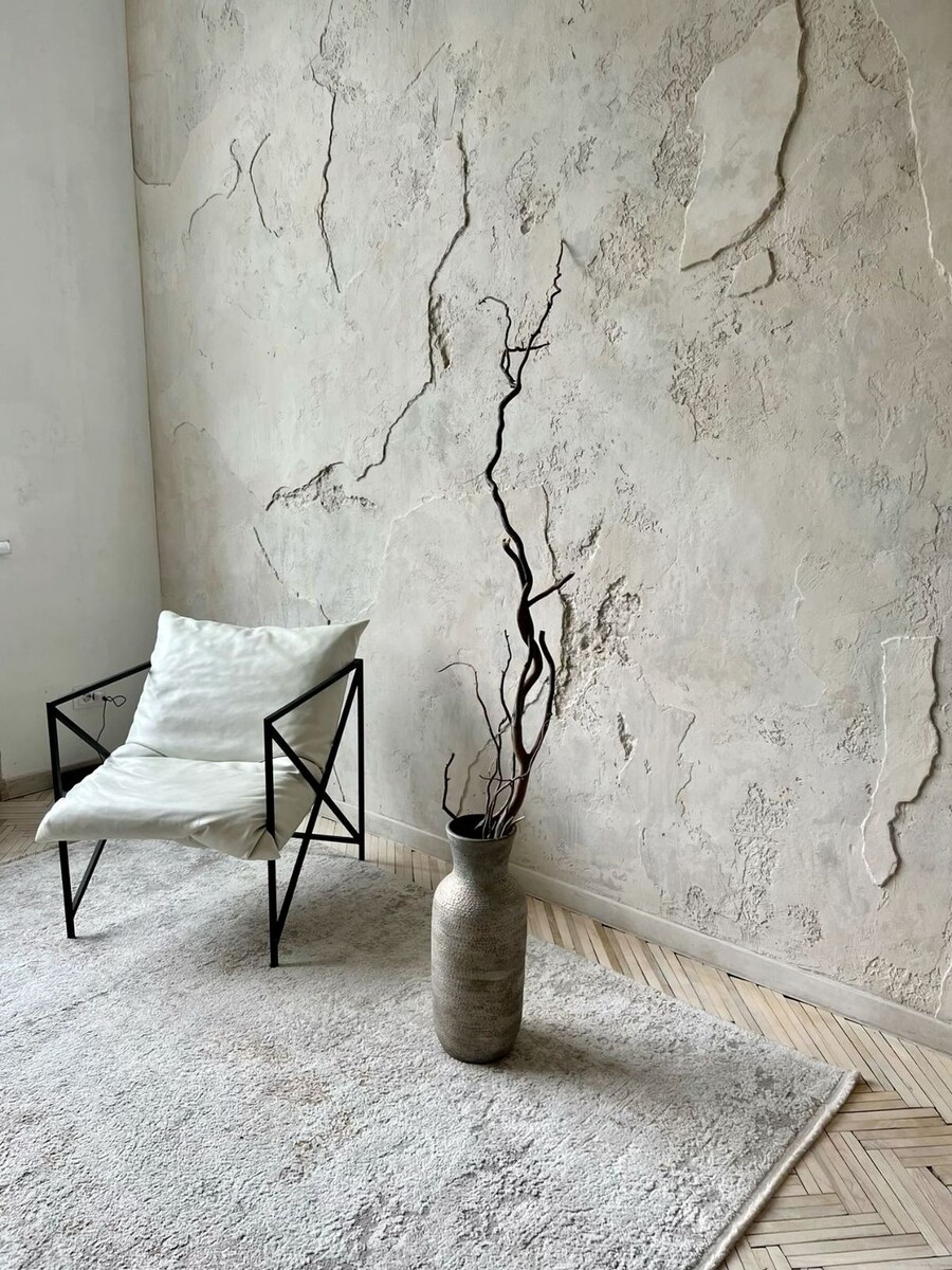 Множество декоративных штукатурок или обычный бетон —  вы можете выбрать отделку на свой вкус и украсить ей пространство.