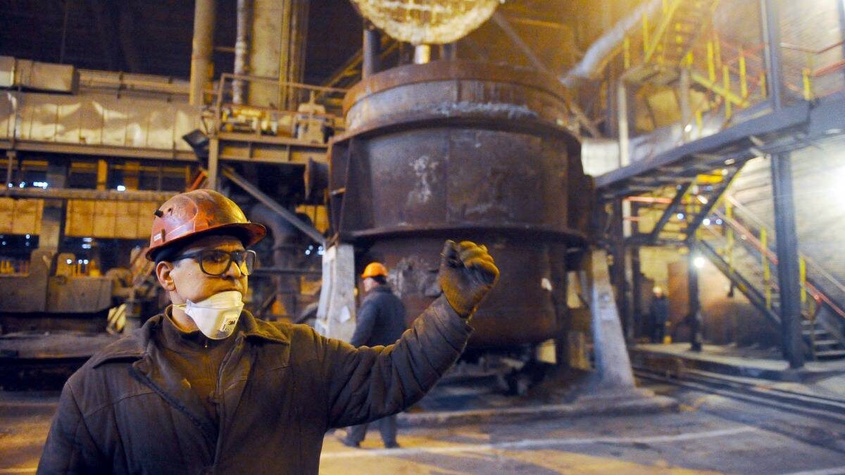    Дончанин во время восстановительных работ в электросталеплавильном цехе Донецкого металлургического завода, который был поврежден в результате обстрелов со стороны ВСУ / Фото: Виктор Драчев / ТАСС