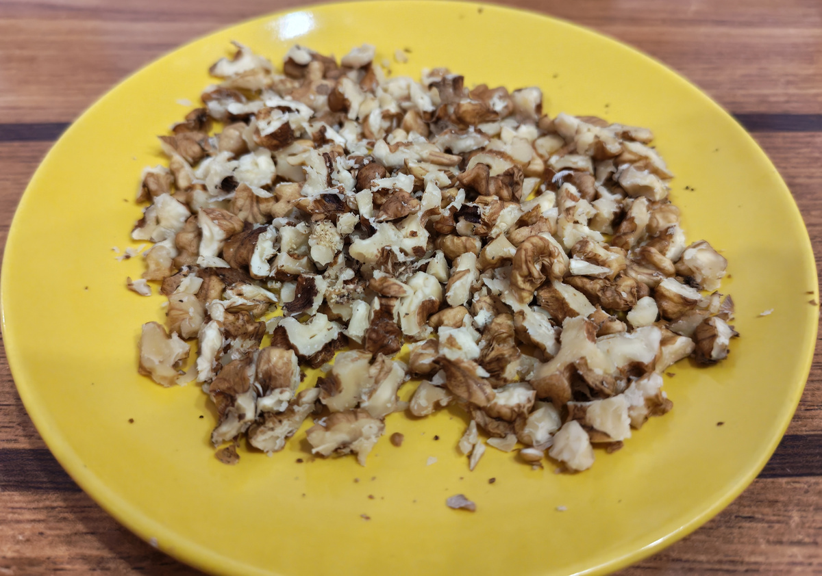 Грецкие орехи порезать. 