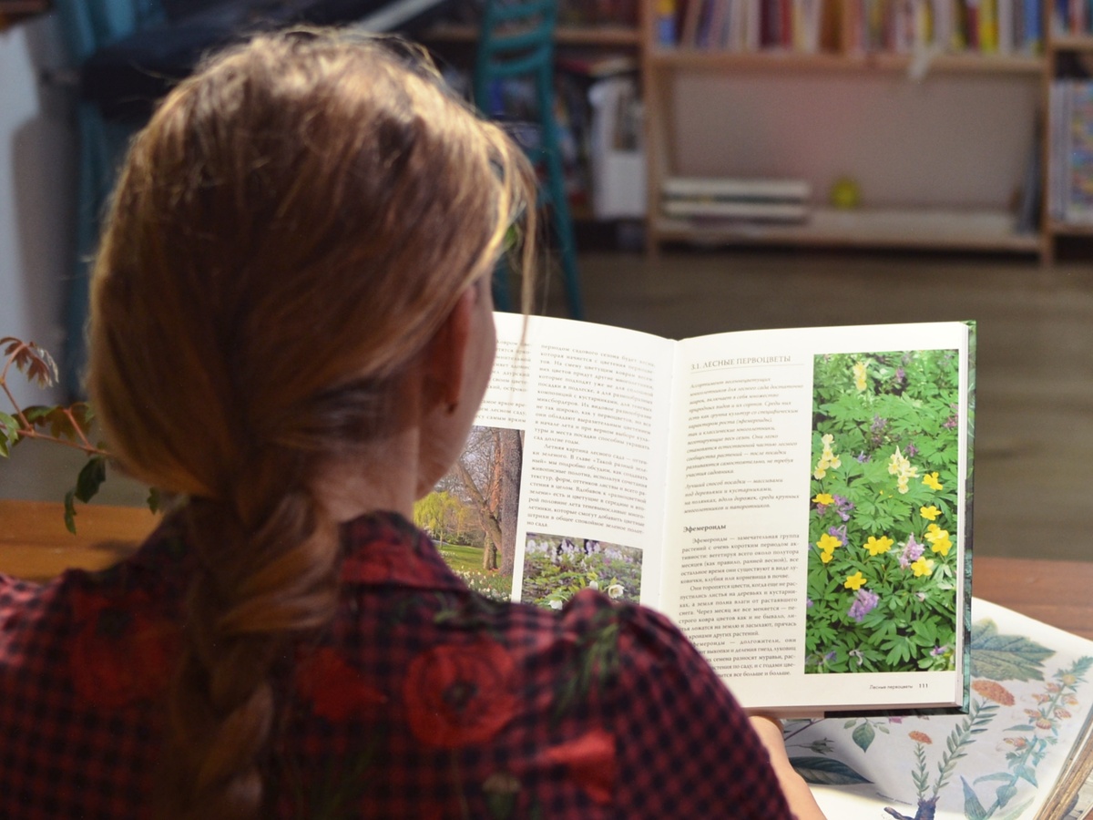 А Маруся все читает, все читает...