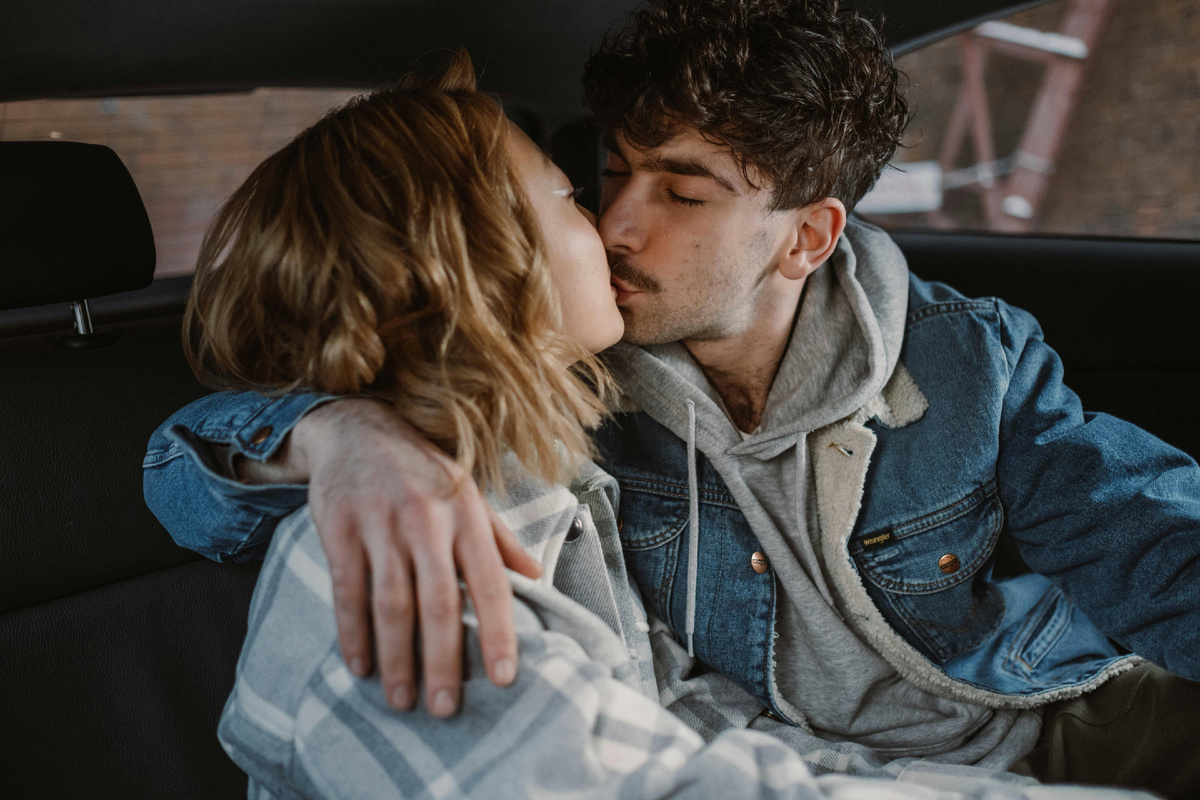 Пара целуется в машине — почему мы повторяем сценарии родителей в любви