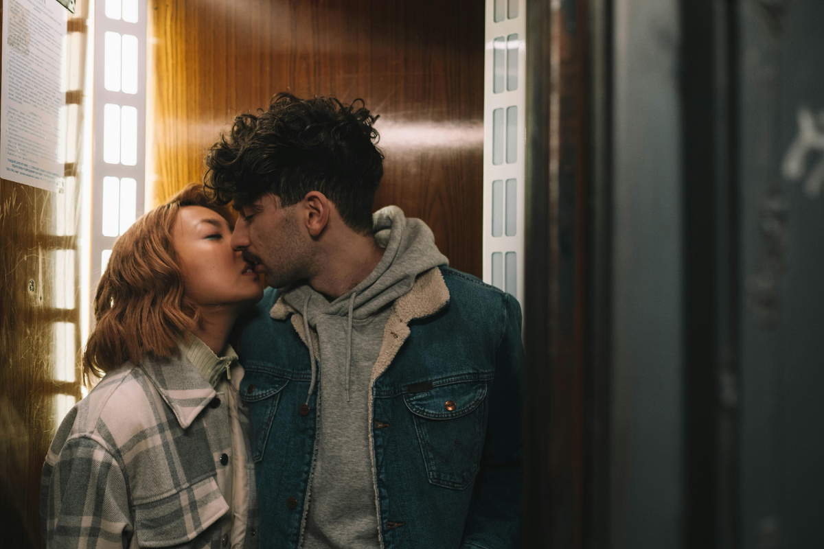 Пара целуется у окна — почему мы повторяем сценарии родителей в любви