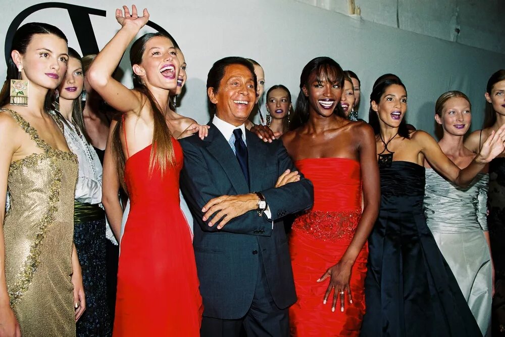 С известными моделями во время показа его новой коллекции 1999-2000 гг.📷
