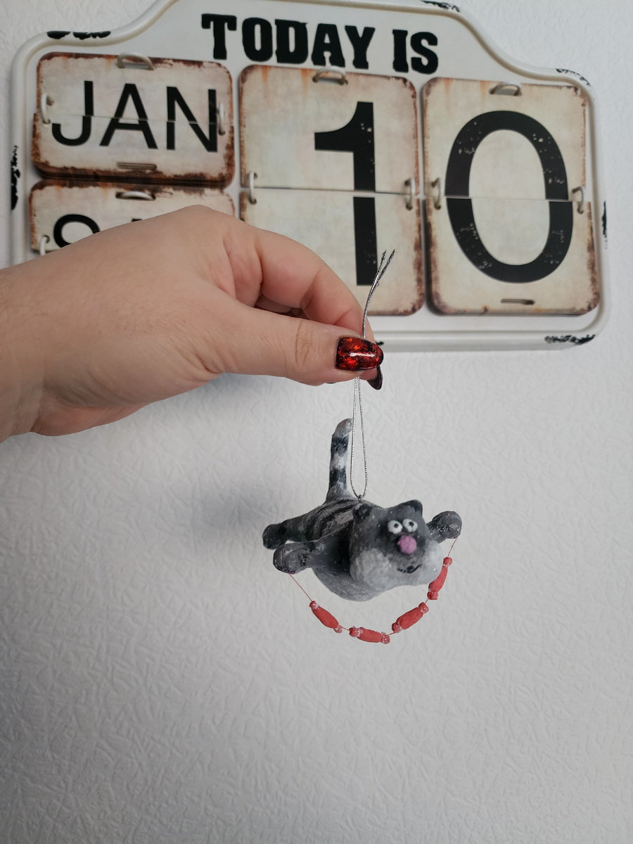 Этот котяра с сосисками - в подарок мужу) Идею подсмотрела в соц.сетях. Мой сюрприз настолько "зашел", что получил новую прописку - в его машине)