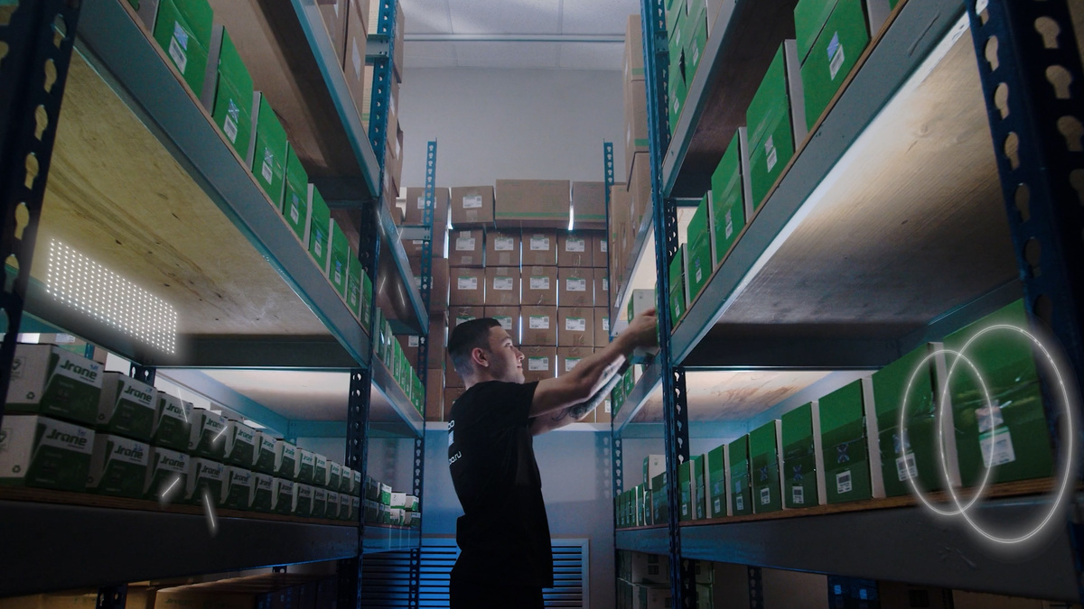 Работник следит за порядком на складе.