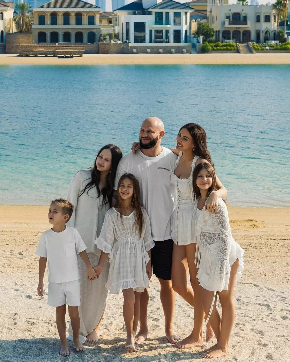 Оксана и Джиган с детьми📷
