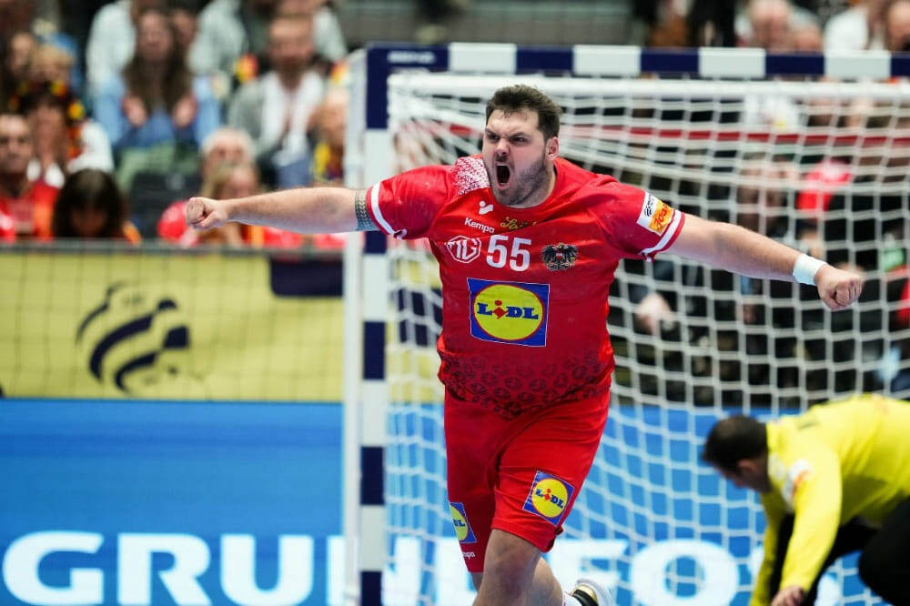    120-килограммовый линейный австрийцев Тобиас Вагнер