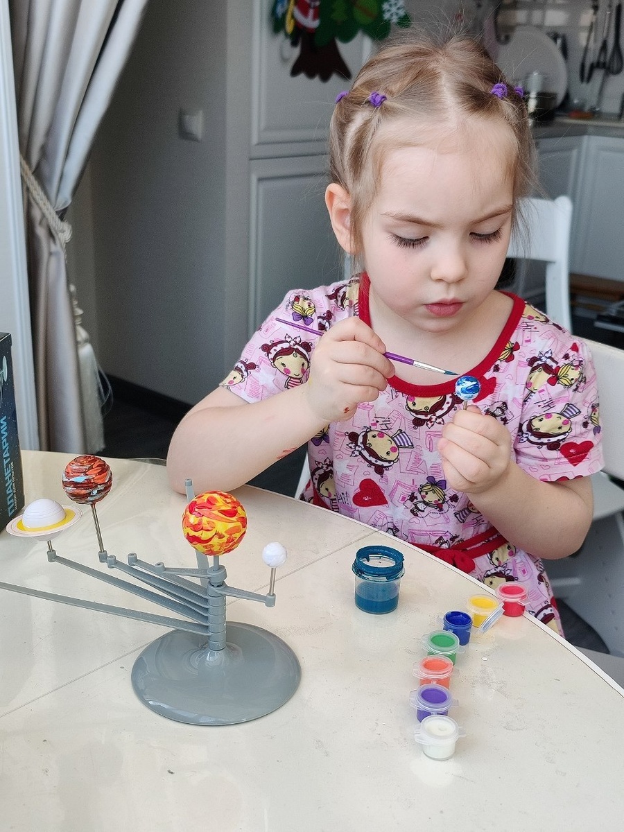 Бабушка подарила модель Солнечной системы 