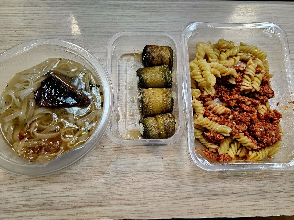 А вот и обед и Самоката, очень даже вкусно