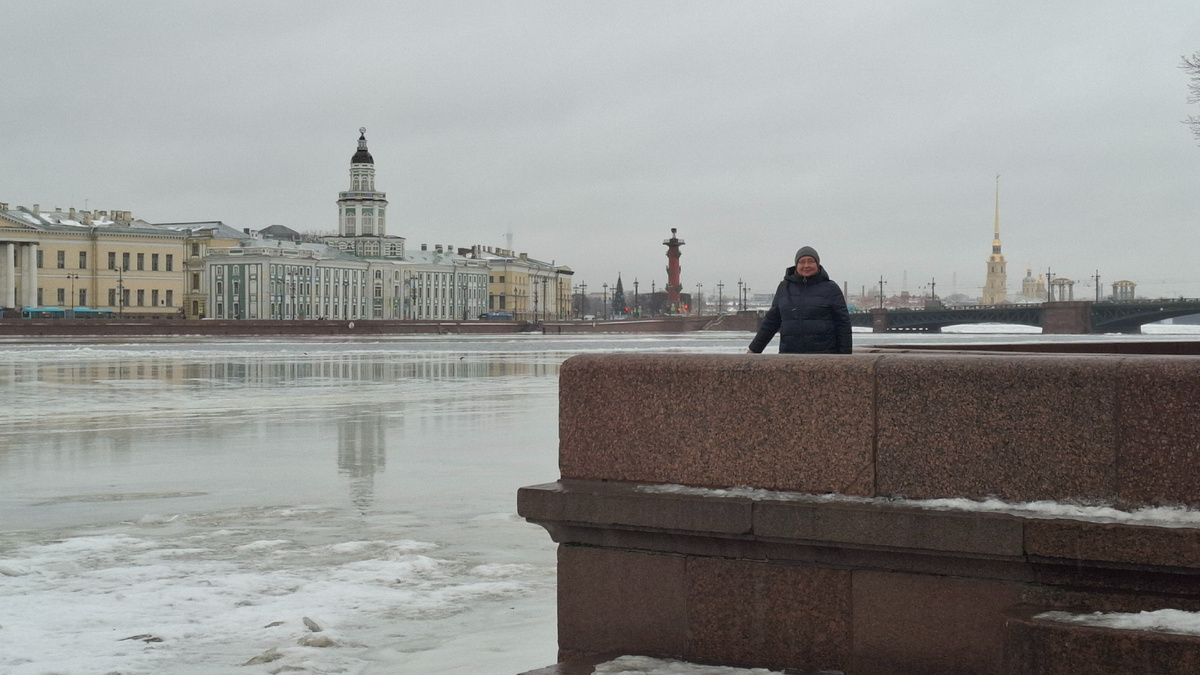 Вид на Дворцовый мост и здание Кунсткамеры от пристани Петровский спуск