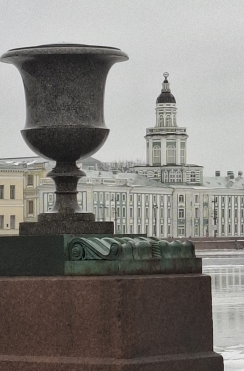 Одна из двух порфировых ваз,  установленных на Петровском спуске, подарок России от шведского короля, сделанный ещё в 1830-м году