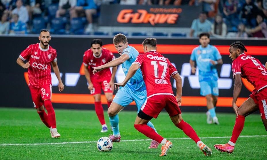    Форвард «Зенита» Александр Соболев таранит оборону «Сьона». Фото: ФК «Зенит»