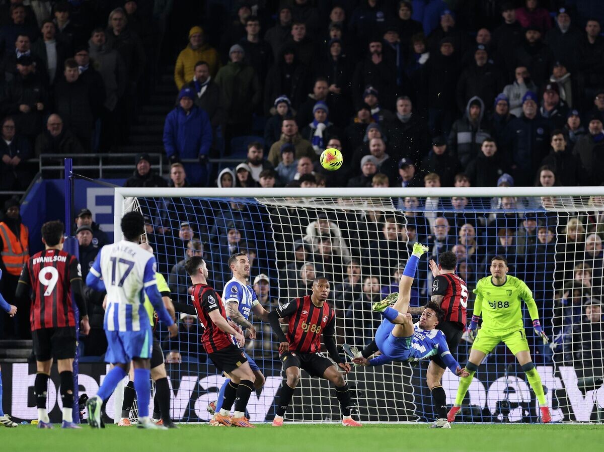    Футболист "Брайтона" Хараламбос Костулас забивает гол через себя в матче АПЛ против "Борнмута" | © Getty Images / Justin Setterfield