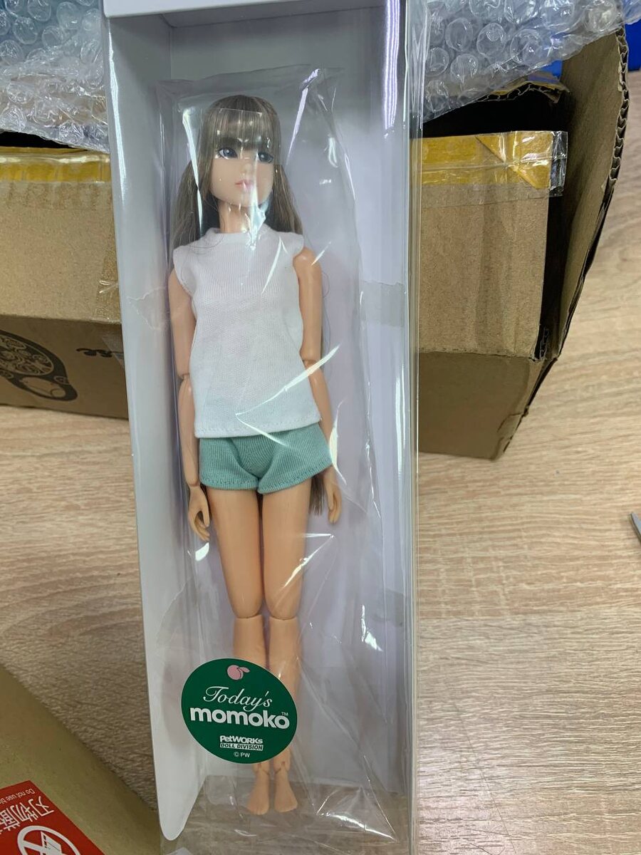 Приехала! Фото в пункте выдачи. Надо было опознать, ведь получала не я.