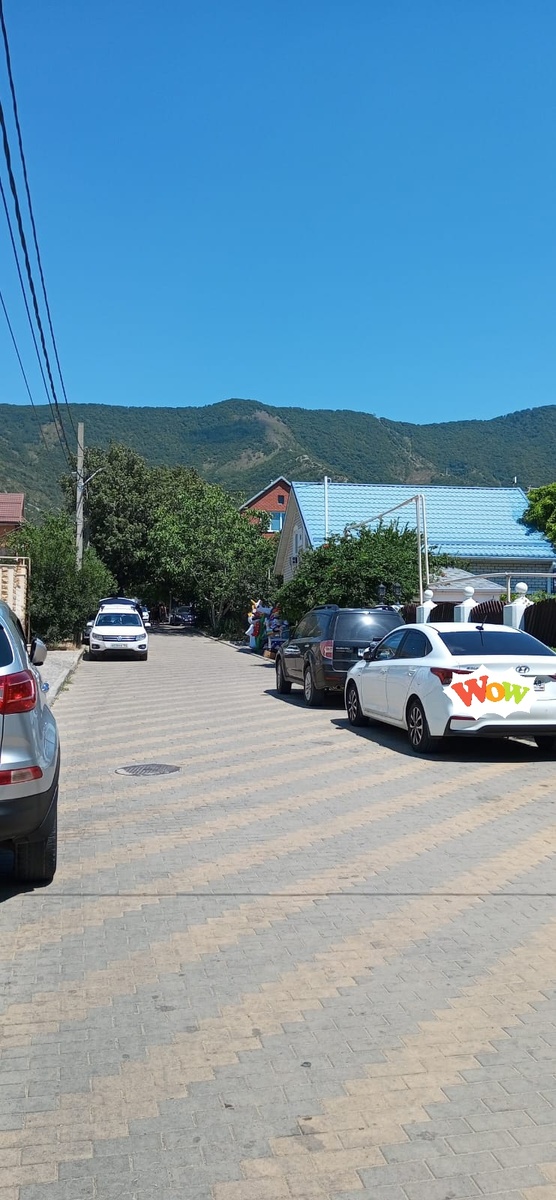 Пройти до деревьев, перейти дорогу и минута до гд.